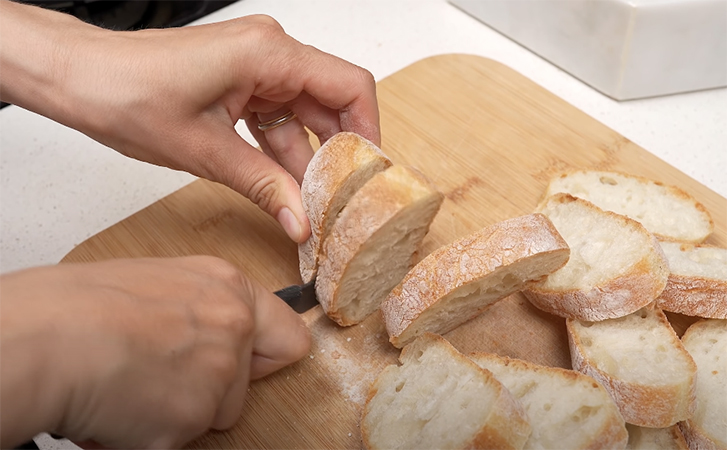 Превращаем хлеб в основу мясного пирога. Кладем сверху фарш и запекаем в духовке