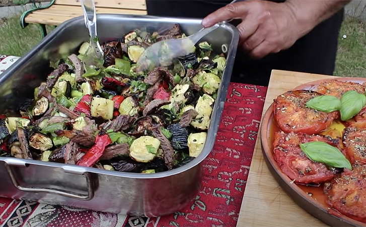 Салат стал вкуснее шашлыка: жарим на мангале мясо и овощи, а затем смешиваем вместе