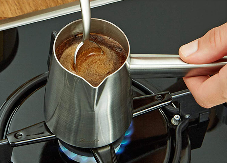 Как сварить кофе в электрической. Заваривать кофе в чашке прибор. Сделать кофеварку своими руками. Как приготовить кофе для бодрости. Мерка кофе и сосуд для варки кофе.