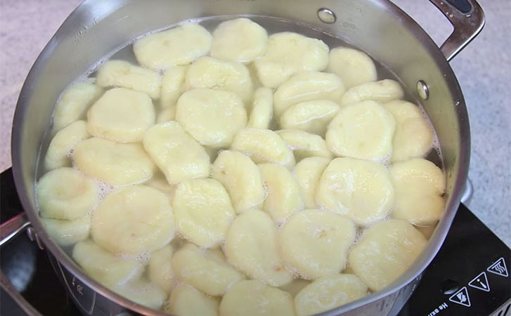 Ленивые вареники когда нет времени: смешали муку с картошкой, добавили лук и сварили за 5 минут