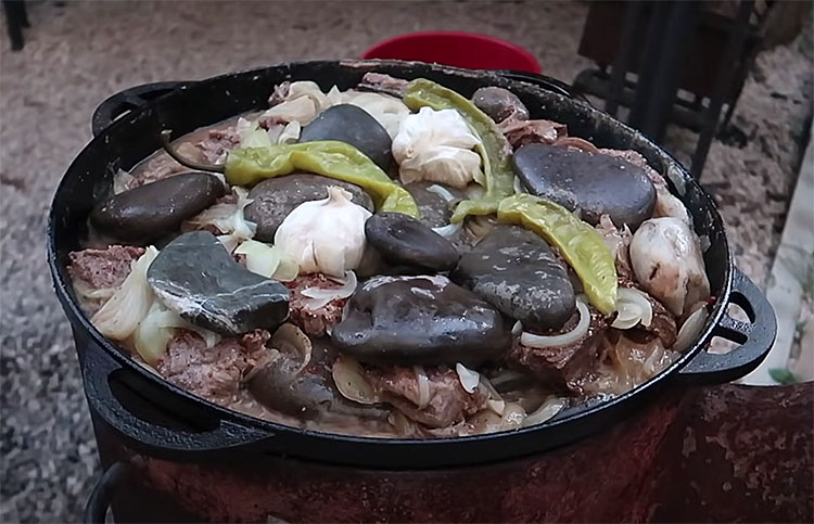 Мясо с луком в камнях. Готовим любимое блюдо Чингисхана
