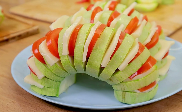 Фаршируем кабачки словно гармошку. Обошлись совсем без мяса, но все просят добавку