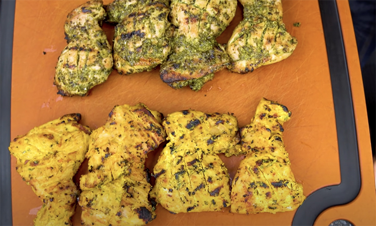 Меняем вкус курицы и кладем ее на гриль. Из одной заготовки получили 3 разных вкуса