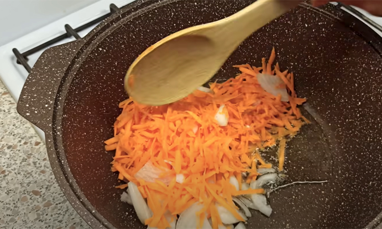 Варим пельмени не просто в воде, а добавляем морковь и сливки. Получается вдвое сочнее