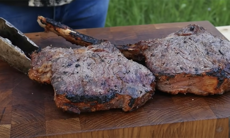 Стейк без гриля и мангала: кладем мясо прямо в угли и готовим как есть