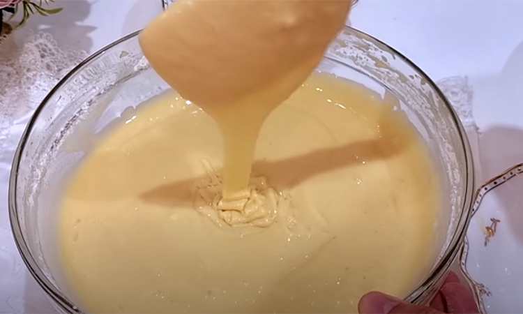 Медовик за 18 минут без траты времени на раскатку коржей: получается словно из сплошного крема