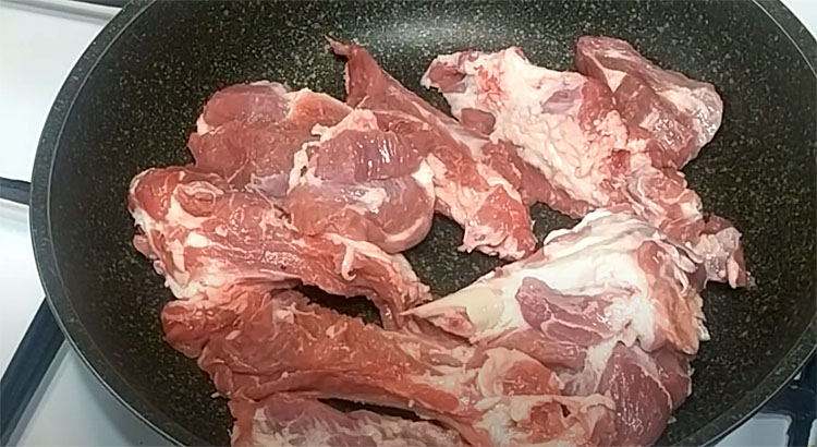 Почему мясо пенится. 800 Грамм говядины. Мясо пенится при жарке. Свежее мясо пениться на сковороде. Пена при жарке курицы.