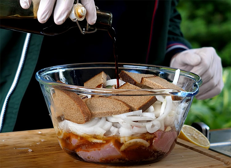 Шашлык в хлебе: маринуем иначе, а вместо тарелки используем половину буханки
