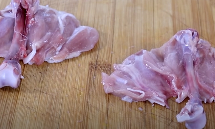 Куриные голени считаются самым нехитрым мясом. Но мы их раскрыли, сделали в молоке и получилось мягко словно филе