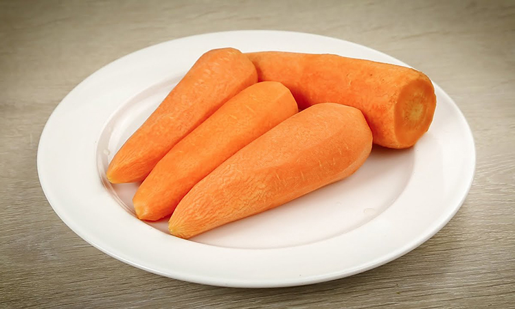 Смажимо моркву на сковороді як картоплю. Досить додати 2 зубчики часнику, і цей овоч перетворюється в хіт