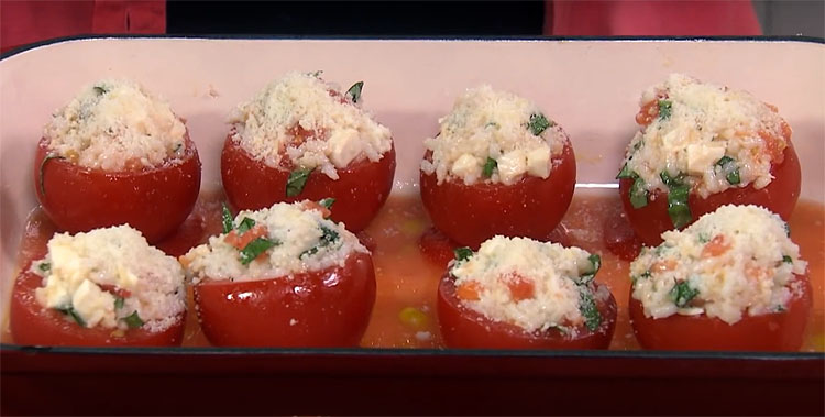 Фаршируємо помідори і готуємо в духовці: виходить соковитіше і швидше, ніж звичні перці
