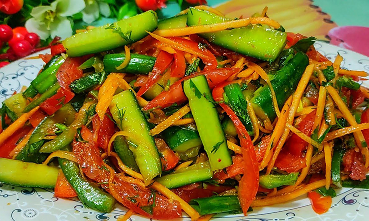 Заливаємо звичайний овочевий салат розпеченою олією. Смак овочів розкривається як ніколи раніше