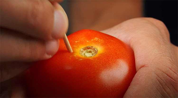 Маринуємо помідори не тільки зовні, але і всередині: проколюємо зубочисткою і начиняє часником