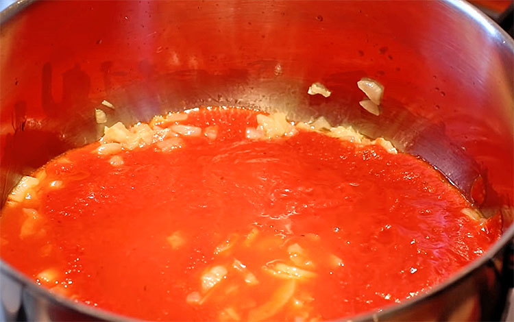 Макароны без варки. Заливаем томатной пастой и ставим в духовку в сухом виде