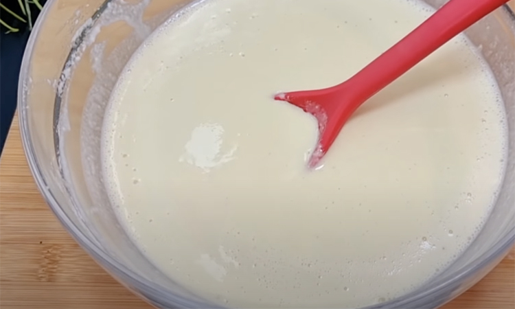 Взбиваем молоко с яблоками и добавляем в тесто. Блины без начинки, но вкус как у пирога