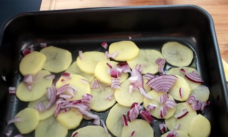 Кабачки обычно готовят отдельно, но если к ним добавить картофель и помидоры, получается ужин в одном блюде