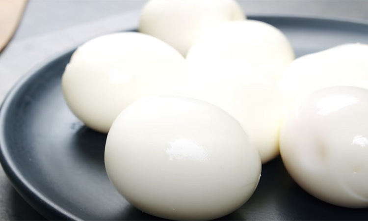 Вместо привычной жарки, запекаем яйца в духовке. Оборачиваем беконом и ждем 25 минут