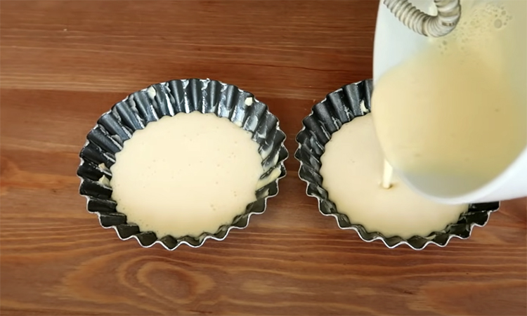 Выпечка к завтраку за 5 минут. Печем сырные лепешки в формах от кекса: заливаем и ждем