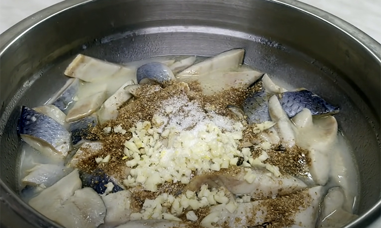 Селедка по-корейски: рецепт из Владивостока. Рыба маринуется 8 часов и становится мягкой как осетрина