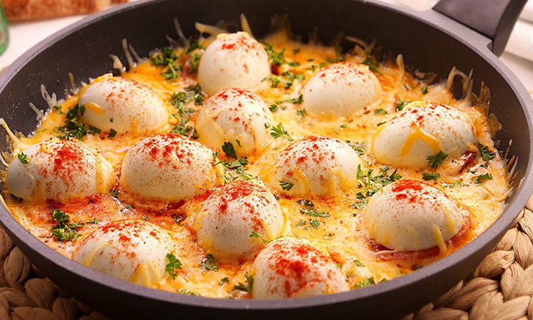 Жарим уже сваренные яйца. Подсмотрели у повара в Турции, где за блюдом всегда стояла очередь