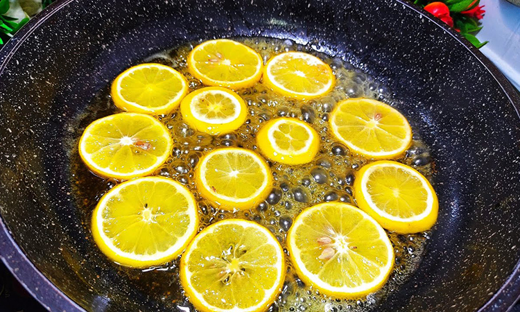 Жарим на сковороде лимоны и кладем поверх теста. Печенья как из сплошной начинки