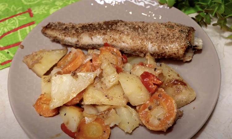 Хек считается простой рыбой, но его можно приготовить вкуснее осетра. Запекаем на картофельно-овощной подушке