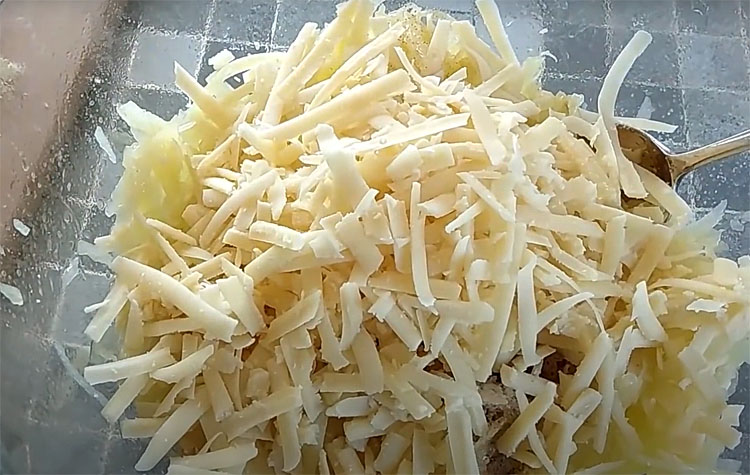 Драники по-английски с двойной сочностью: берем 2 картофелины и добавляем к ним сыр
