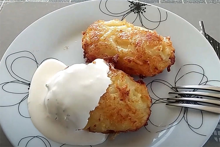 Драники по-английски с двойной сочностью: берем 2 картофелины и добавляем к ним сыр