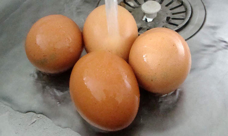 Варим яйца как делают повара в ресторанах: выключаем сразу как закипят. Желток всегда получается полужидким