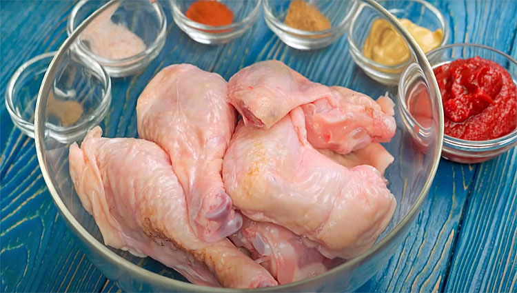 Заворачиваем курицу вместо бумаги в лаваш и отправляем в духовку. Мясо больше не пересыхает и можно есть без хлеба