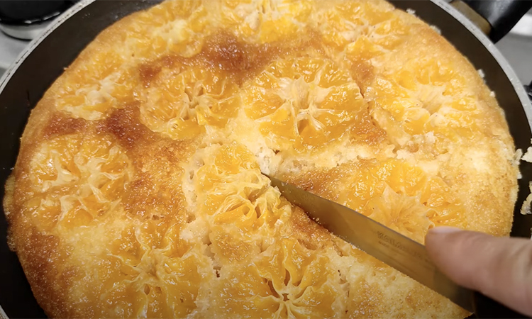 Чистим мандарины целиком и заливаем тестом. Пирог готовится за минуты, а на вкус словно из сплошного крема и сока