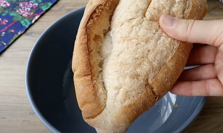 Черствый хлеб часто выбрасывают, но его можно использовать вместо теста для пиццы. Приготовили без духовки за 15 минут