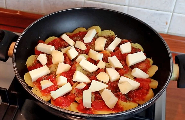Жарим картошку словно пиццу, с томатным соусом и сыром сверху. Теперь можно есть без мяса