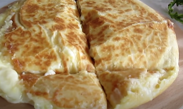 Турецкий пирог с сыром на сковороде: готовим за 15 минут. Тесто получается таким тонким, что почти не чувствуется