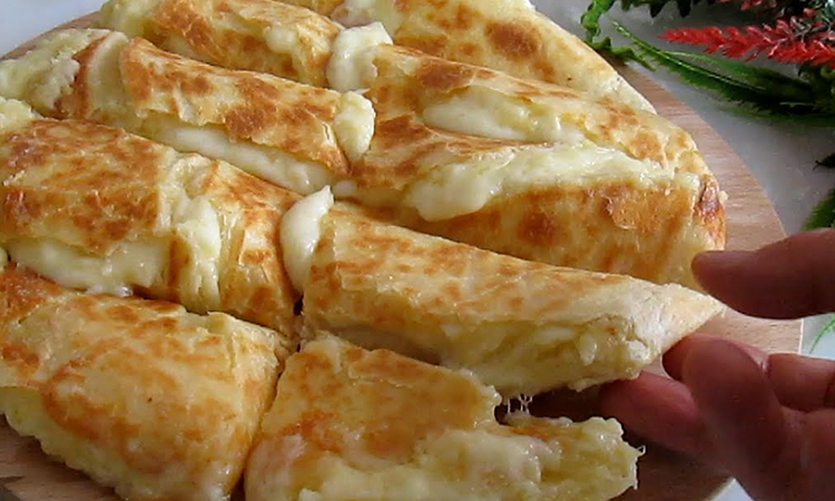 Турецкий пирог с сыром на сковороде: готовим за 15 минут. Тесто получается таким тонким, что почти не чувствуется