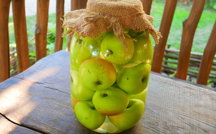 Моченые яблоки в банке целиком. Весь аромат сохраняется и даже осенние яблоки становятся как мед