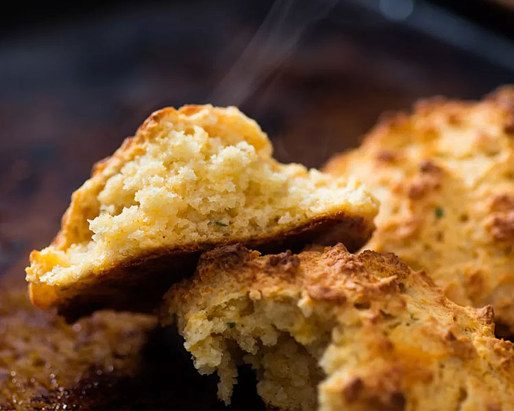 Печенье из сыра и чеснока: готовим сразу 100 штук, поскольку съедается моментально