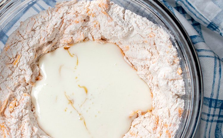 Печенье из сыра и чеснока: готовим сразу 100 штук, поскольку съедается моментально