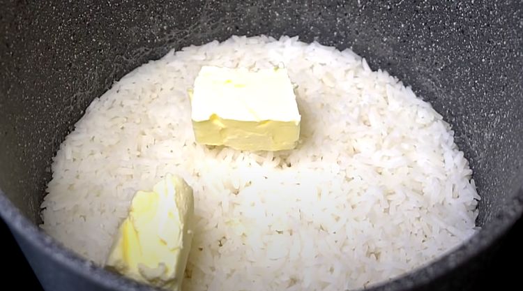 Заливаем рис кипятком. Рис отварной рассыпчатый с маслом. Как сделать рассыпчатый рис. Рис заливать кипятком хлопья.