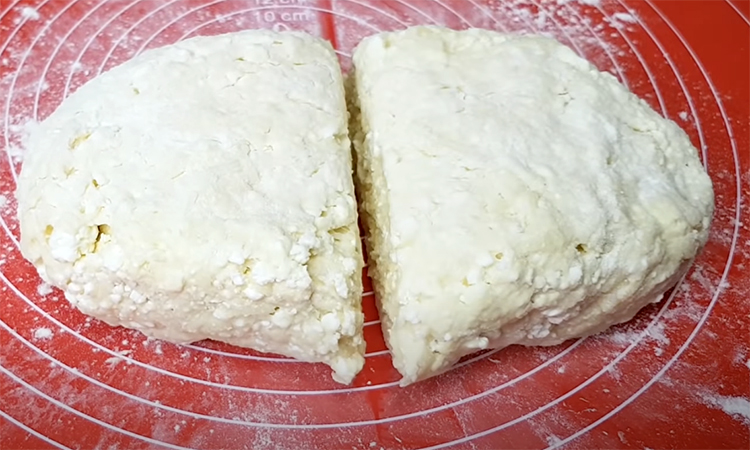 Кефирные треугольники на обычной сковороде: жарятся в минуты и разом заменяют хлеб, и пирог