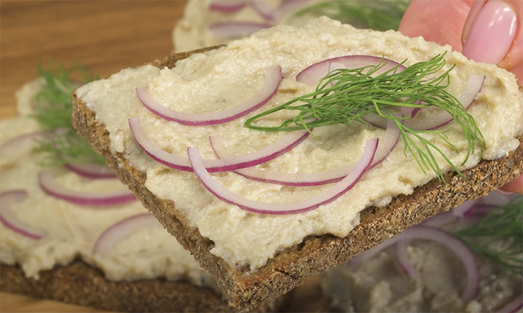 Превращаем слабосоленую селедку в паштет на хлеб: управляемся за 15 минут