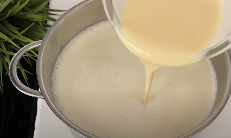Вливаем в кипящее молоко смесь яйца со сметаной и сыр почти готов. Можно есть за завтраком и в нарезку