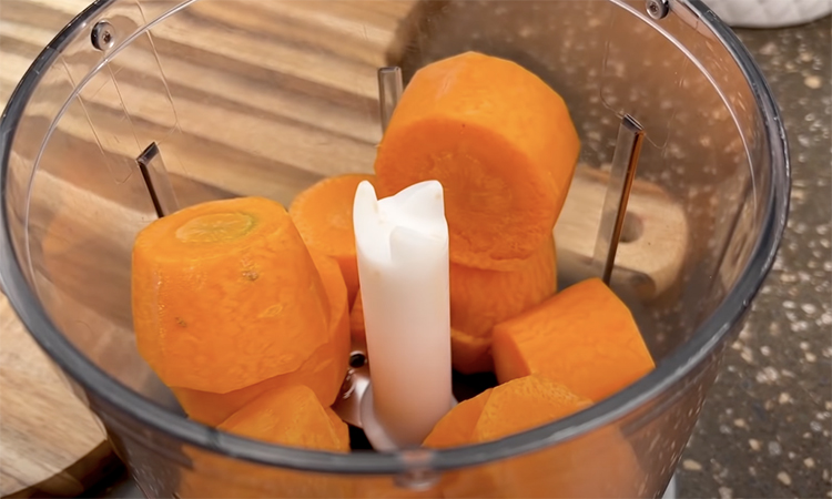 Добавляем морковь в молоко и за 25 минут получаем яркий сыр. Рецепт из Германии: выход сыра почти 1 к 1