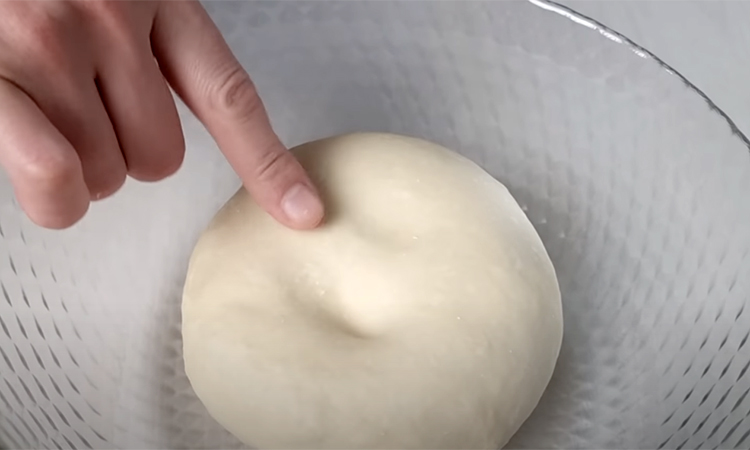Делаем репчатый лук основой выпечки: кладем внутрь теста луковицу почти целиком. Рецепт из Узбекистана