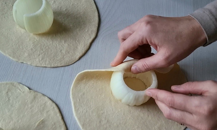 Делаем репчатый лук основой выпечки: кладем внутрь теста луковицу почти целиком. Рецепт из Узбекистана