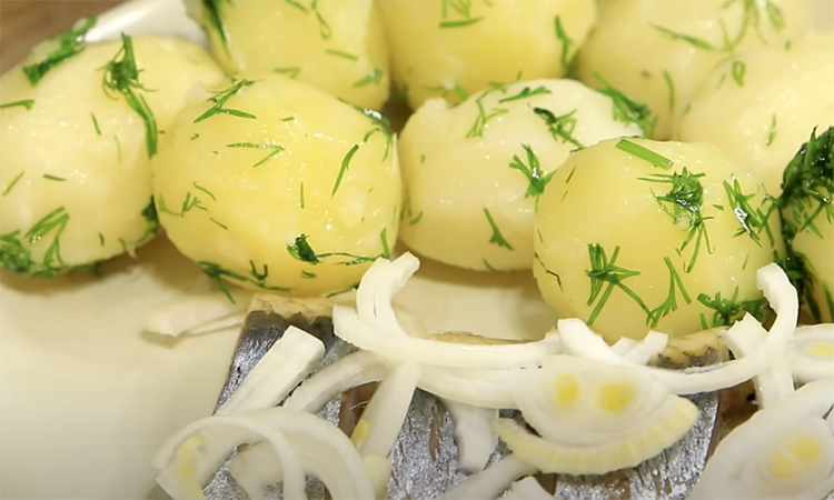 Вареная картошка и сельдь: добавляем заправку из горчицы и привычное блюдо становится как из ресторана