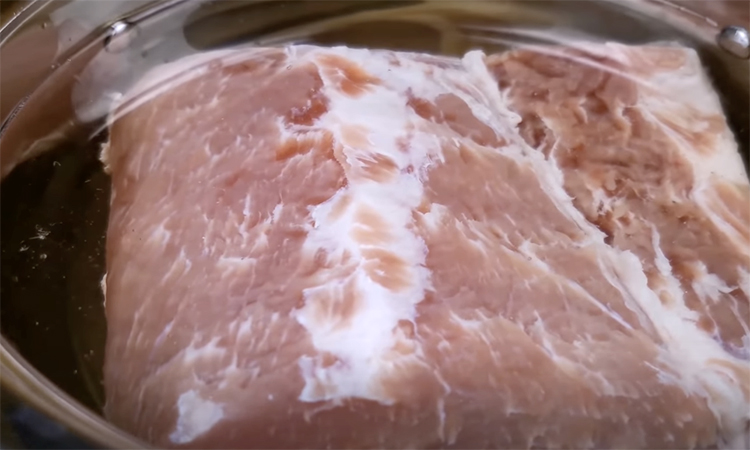 Бастурма из свинины большим куском: только соль и специи, без духовки и жарки