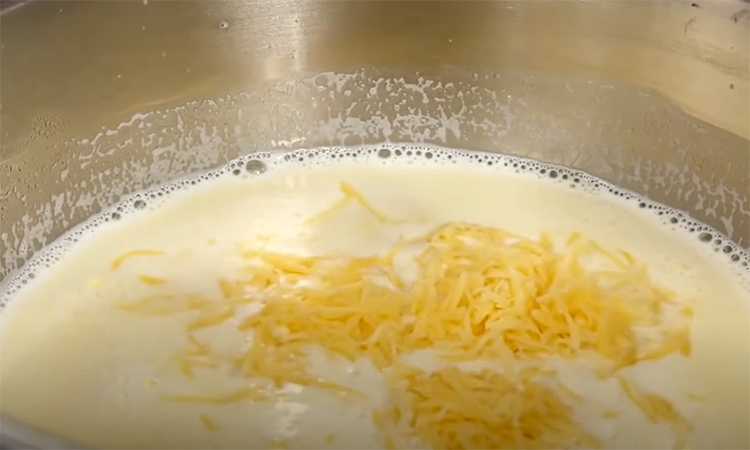 Превращаем 1 литр магазинного молока в полтора килограмма настоящего сыра Чеддер