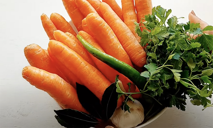 Закрываем тертую морковь словно огурцы. Через 2 дня заменим квашеную капусту, которая за зиму уже надоела