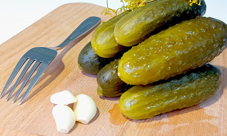 Салат с копченой курицей, корейской морковью и солеными огурцами